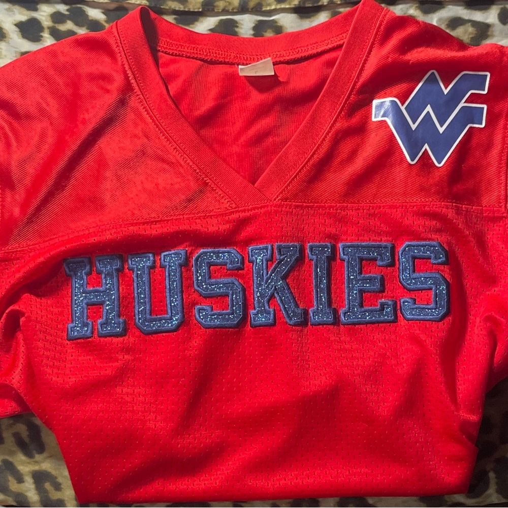 cute huskies jersey!!! says size large but it can fit xs, s, and m baggy!!